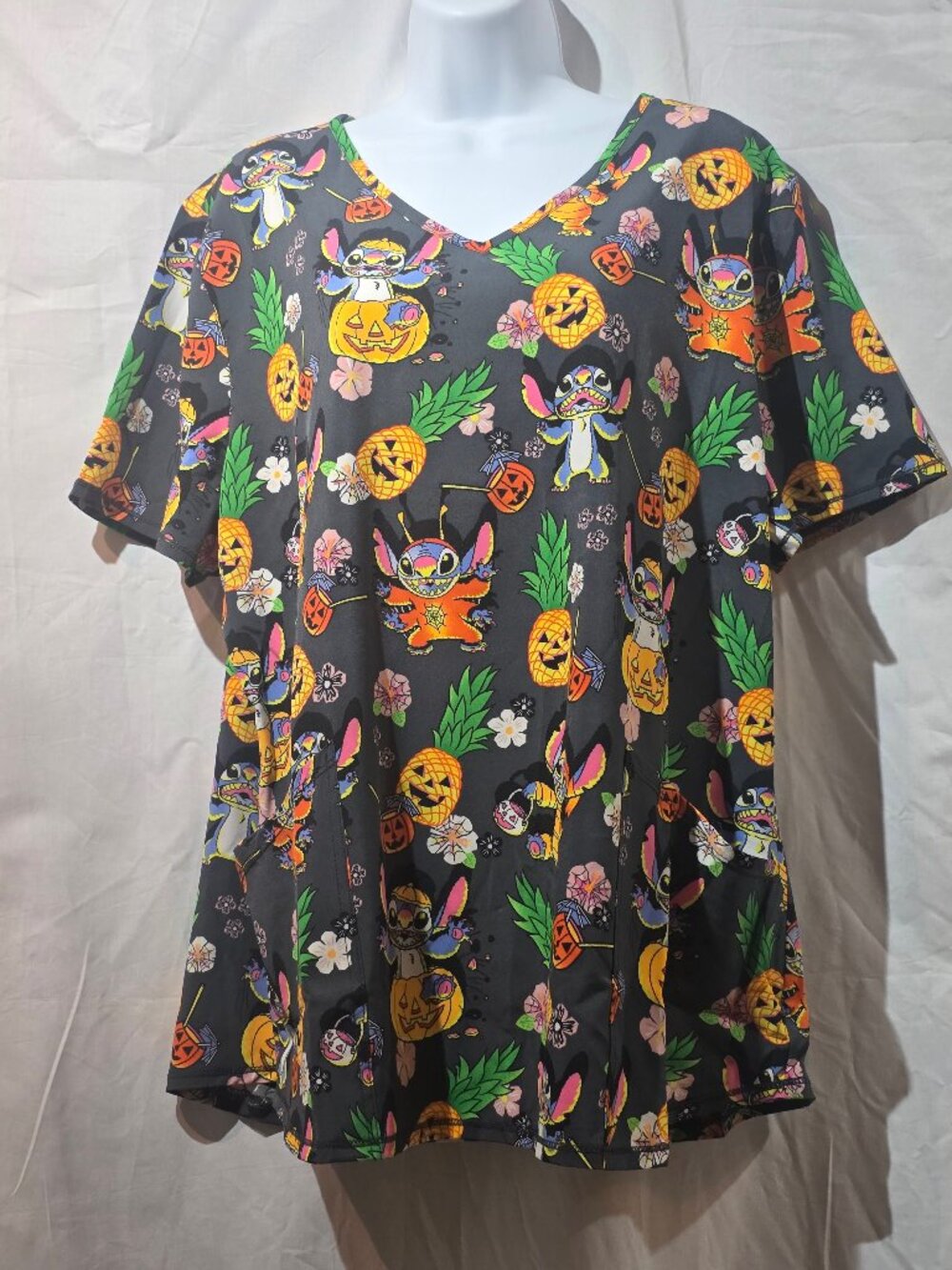 NWT Disney Halloween Stitch Scrub Top XL - Witch Pumpkin Pineapple 🎃